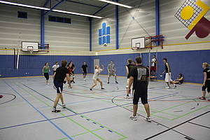 Studierende beim Volleyball spielen